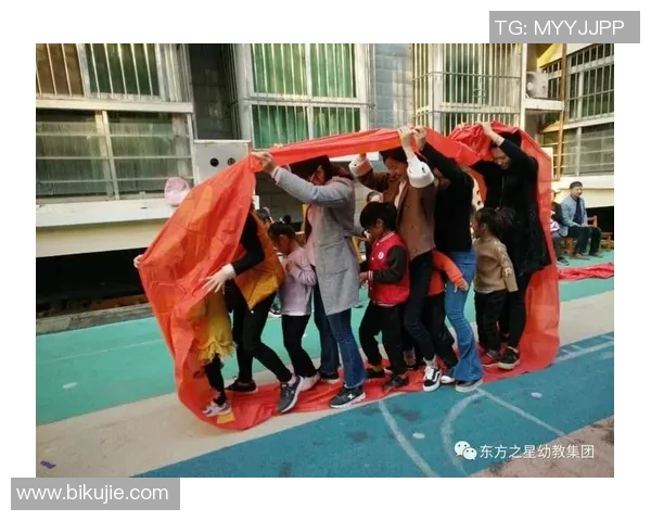 幼儿园热血足球小游戏让孩子们在快乐中锻炼身体培养团队精神